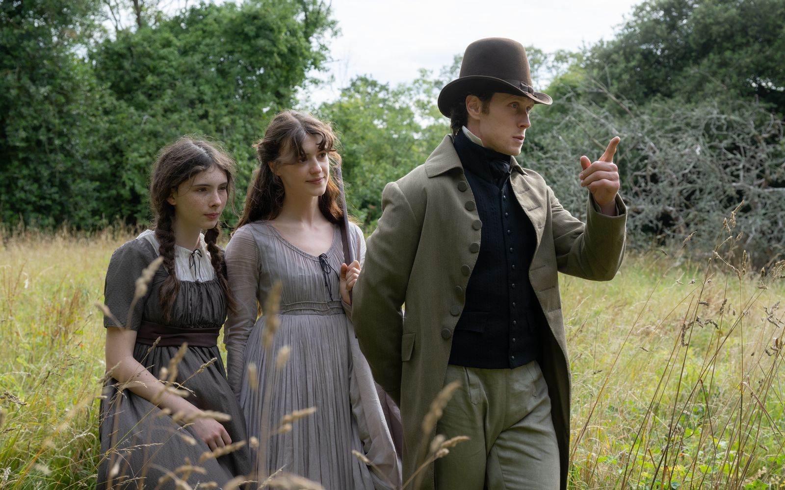 Elinor Dashwood (Daisy Edgar-Jones, Mitte) hat heimlich Gefühle für Edward Ferrars (George MacKay). Könnte eine Hochzeit sie und ihre Schwester Margaret (Bodhi Rae Breathnach) aus ihrem aktuellen Elend retten?  (Bild: Alex Bailey / 2026 FOCUS FEATURES LLC)