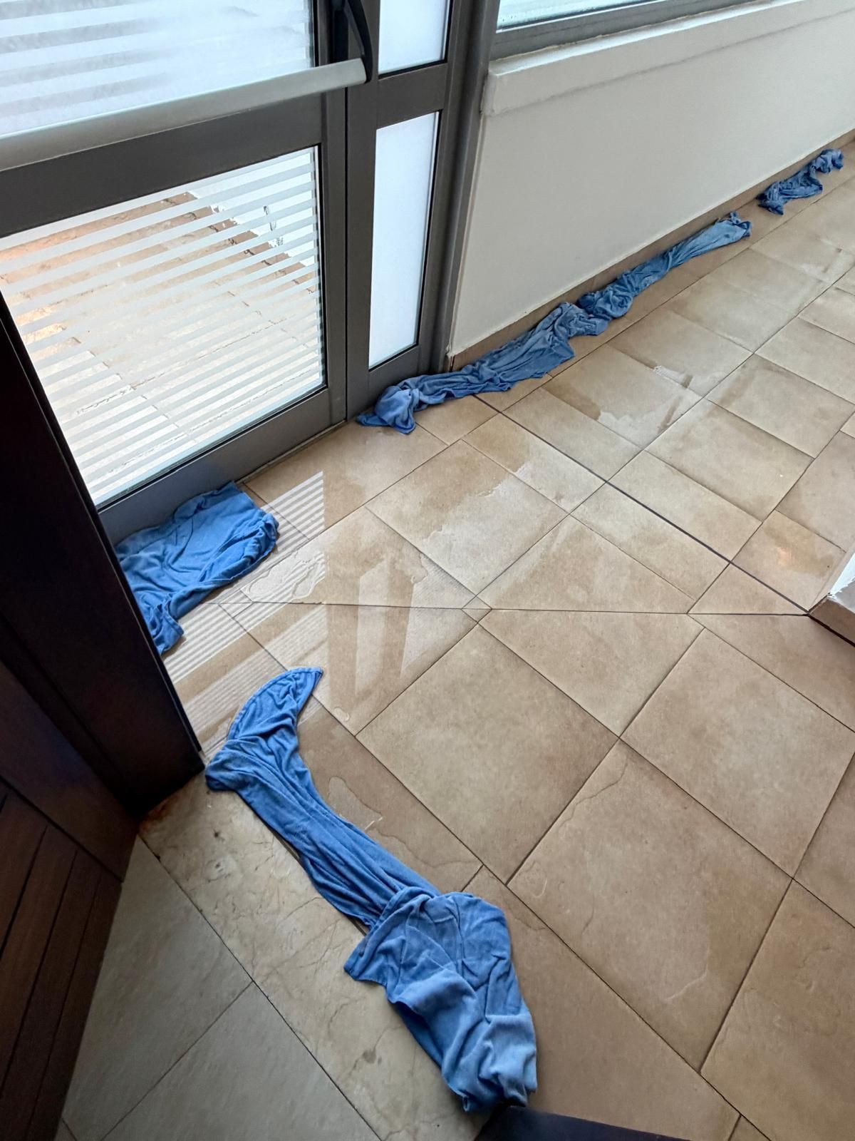 Auf Rhodos wüten Unwetter. Touristen wurden aufgefordert, ihre Hotels nicht zu verlassen. In den Fluren liegen Handtücher aus, weil das Wasser durch alle Ritzen läuft.