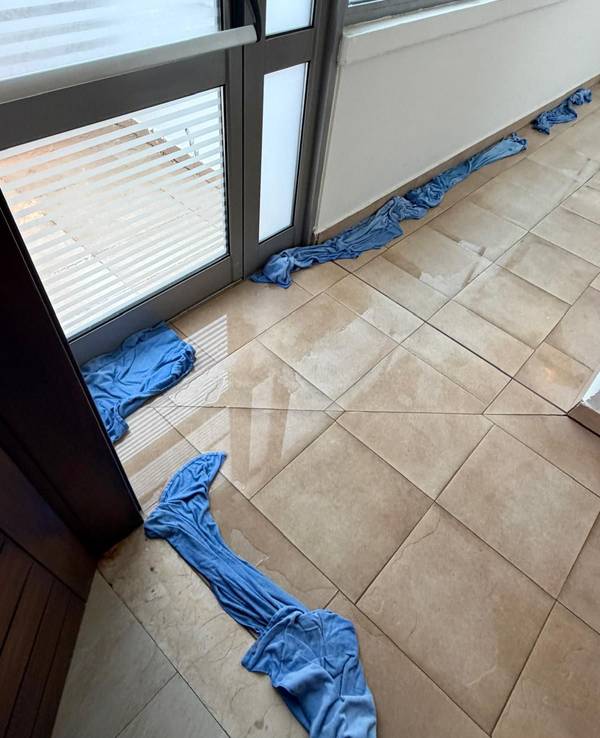 Auf Rhodos wüten Unwetter. Touristen wurden aufgefordert, ihre Hotels nicht zu verlassen. In den Fluren liegen Handtücher aus, weil das Wasser durch alle Ritzen läuft.