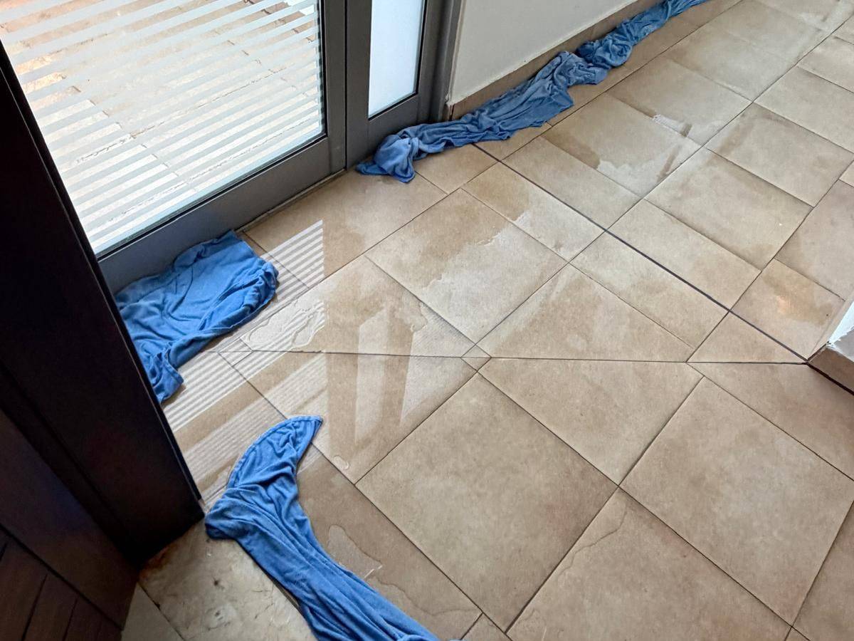 Auf Rhodos wüten Unwetter. Touristen wurden aufgefordert, ihre Hotels nicht zu verlassen. In den Fluren liegen Handtücher aus, weil das Wasser durch alle Ritzen läuft.
