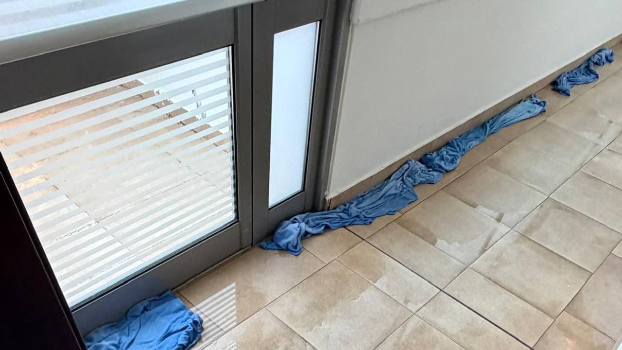 Auf Rhodos wüten Unwetter. Touristen wurden aufgefordert, ihre Hotels nicht zu verlassen. In den Fluren liegen Handtücher aus, weil das Wasser durch alle Ritzen läuft.