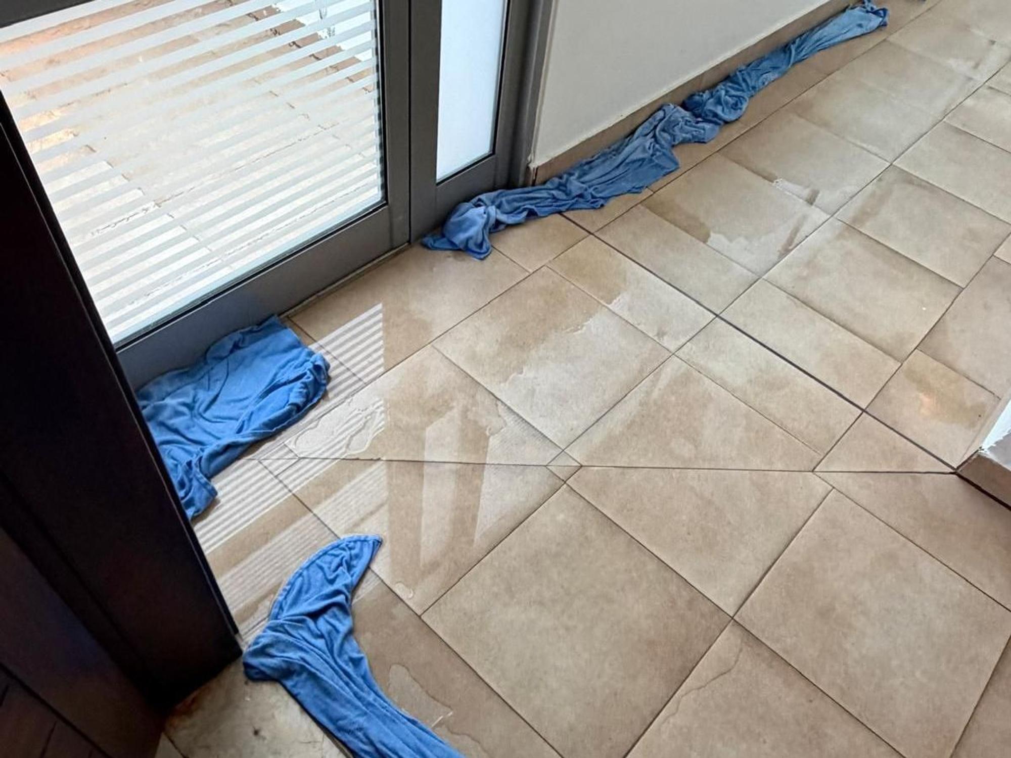 Auf Rhodos wüten Unwetter. Touristen wurden aufgefordert, ihre Hotels nicht zu verlassen. In den Fluren liegen Handtücher aus, weil das Wasser durch alle Ritzen läuft.