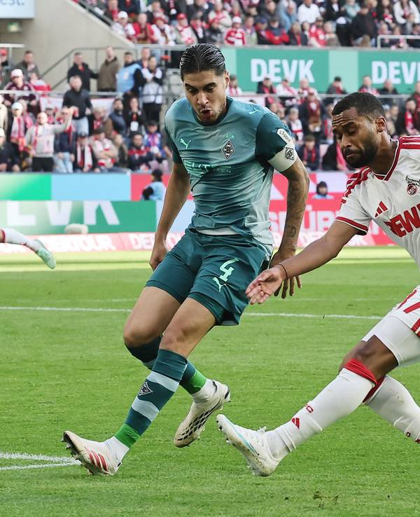 Linton Maina im Duell mit Kevin Diks.