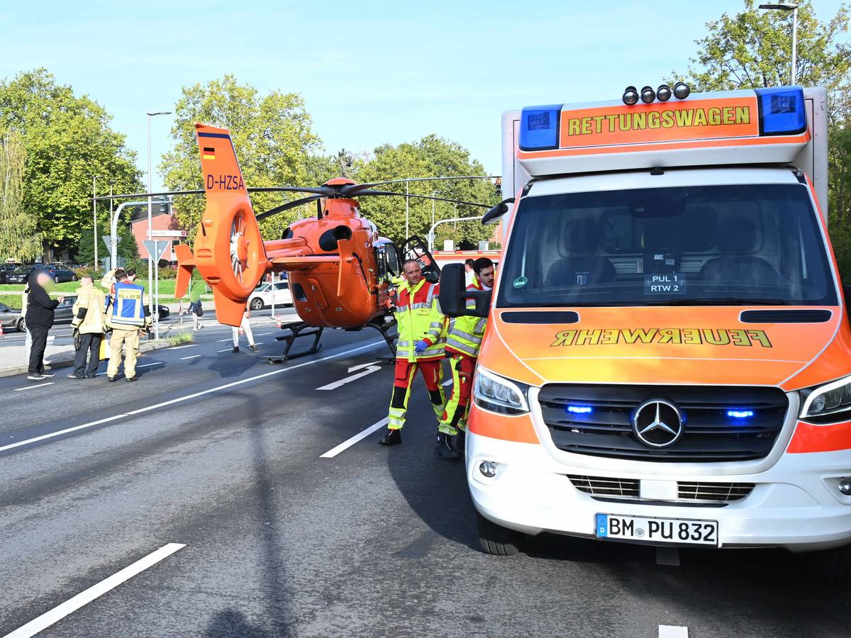 Ein Rettungshubschrauber ist auf einer Straße neben einem Rettungswagen gelandet.