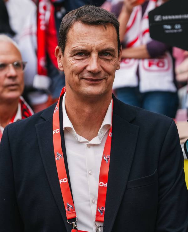 Bei einem FC-Heimspiel im Stadion: FC-Vizepräsident Ulf Sobek.