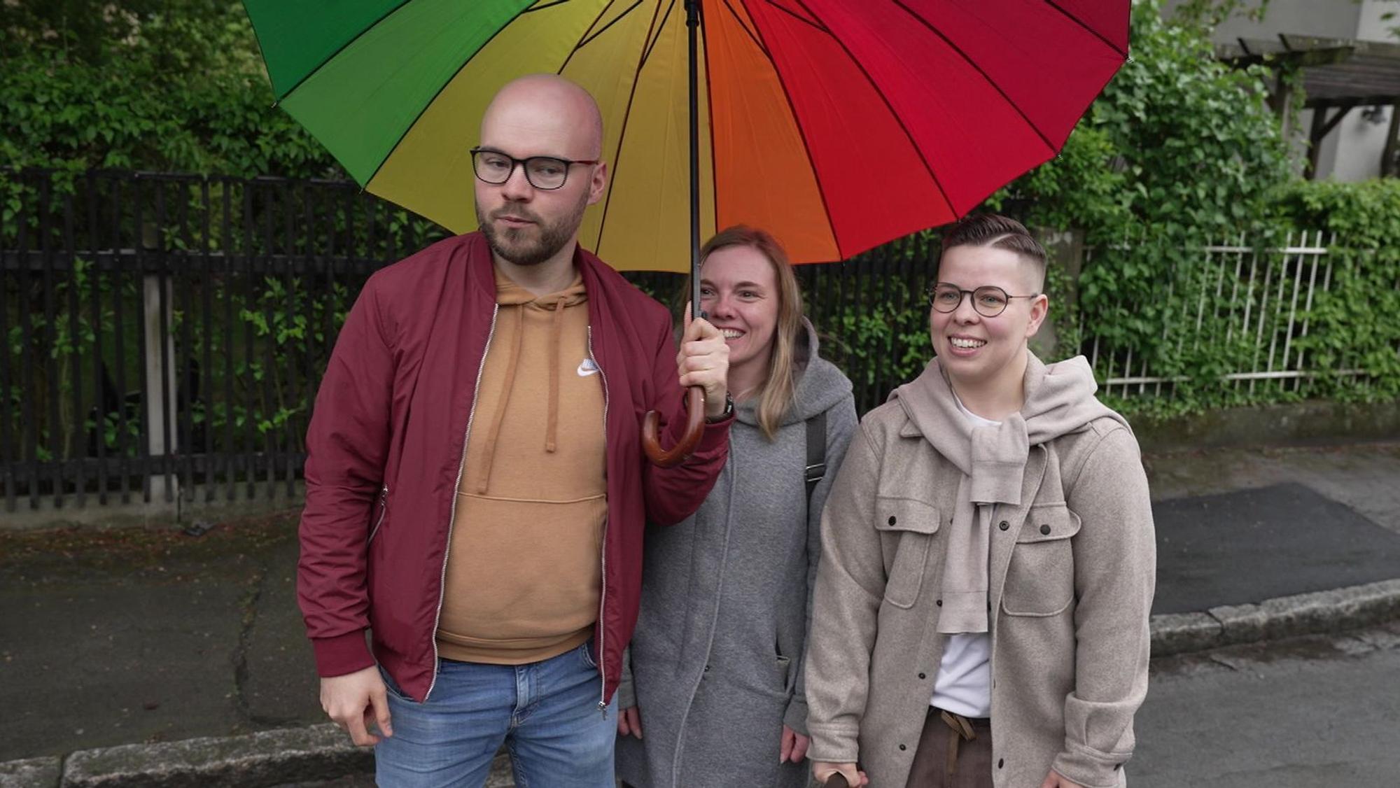 Gut beschirmt kommen Patrick, Susu und Linda zu Sarahs Dinner. (Bild: RTL)