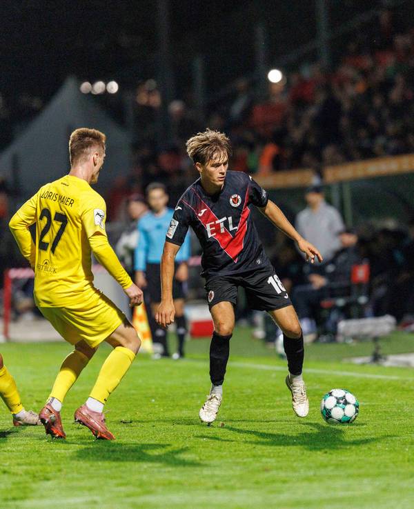 Tim Kloss im Spiel gegen Großaspach am Ball.