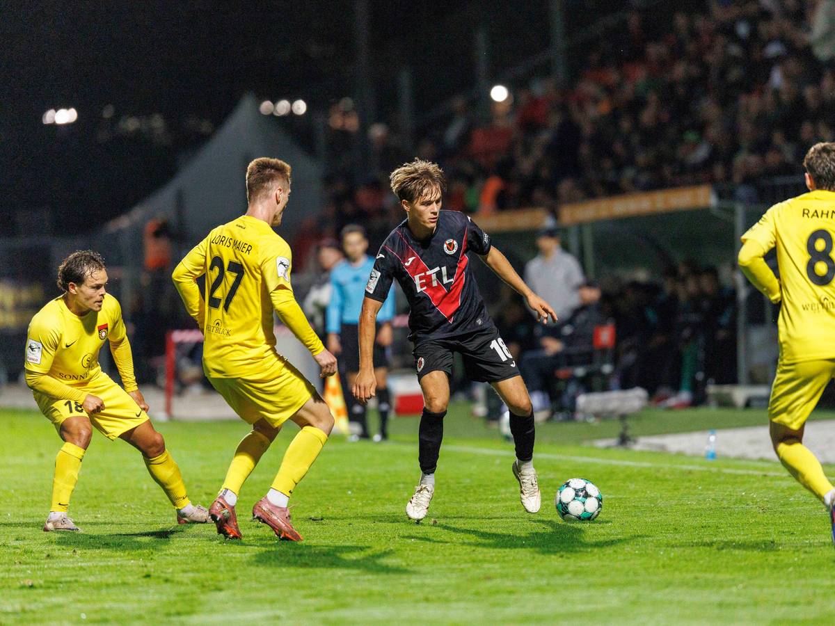 Tim Kloss im Spiel gegen Großaspach am Ball.