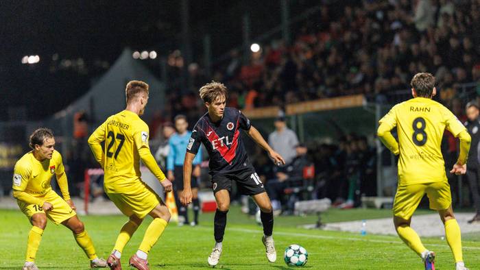 Tim Kloss im Spiel gegen Großaspach am Ball.