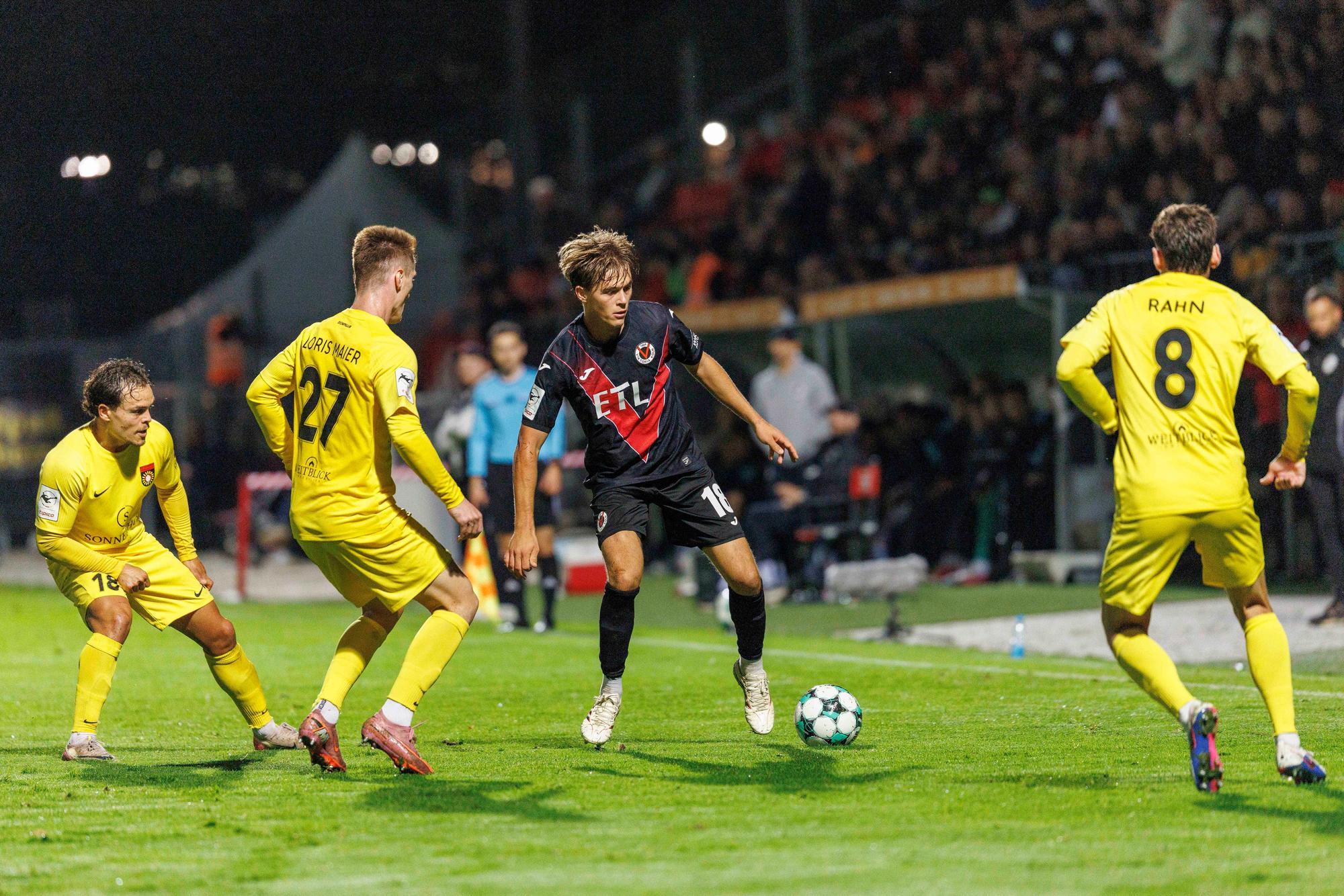 Tim Kloss im Spiel gegen Großaspach am Ball.