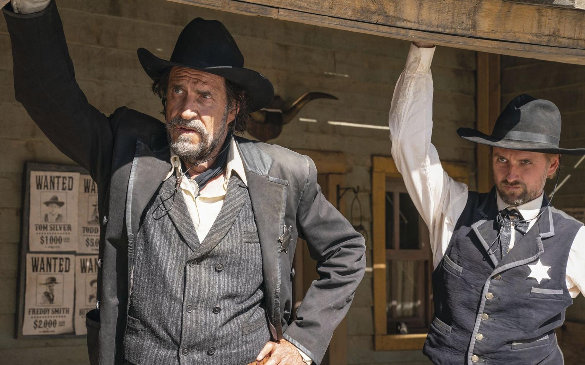 Auch fürs Kino durfte sich Helmfried von Lüttichau (links) kreativ austoben, etwa mit der Rolle des Sheriffs Watson im Western „Der junge Häuptling Winnetou“. (Bild: Leonine)
