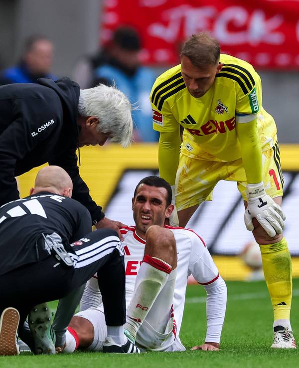 Ellyes Skhiri sitzt verletzt auf dem Boden.