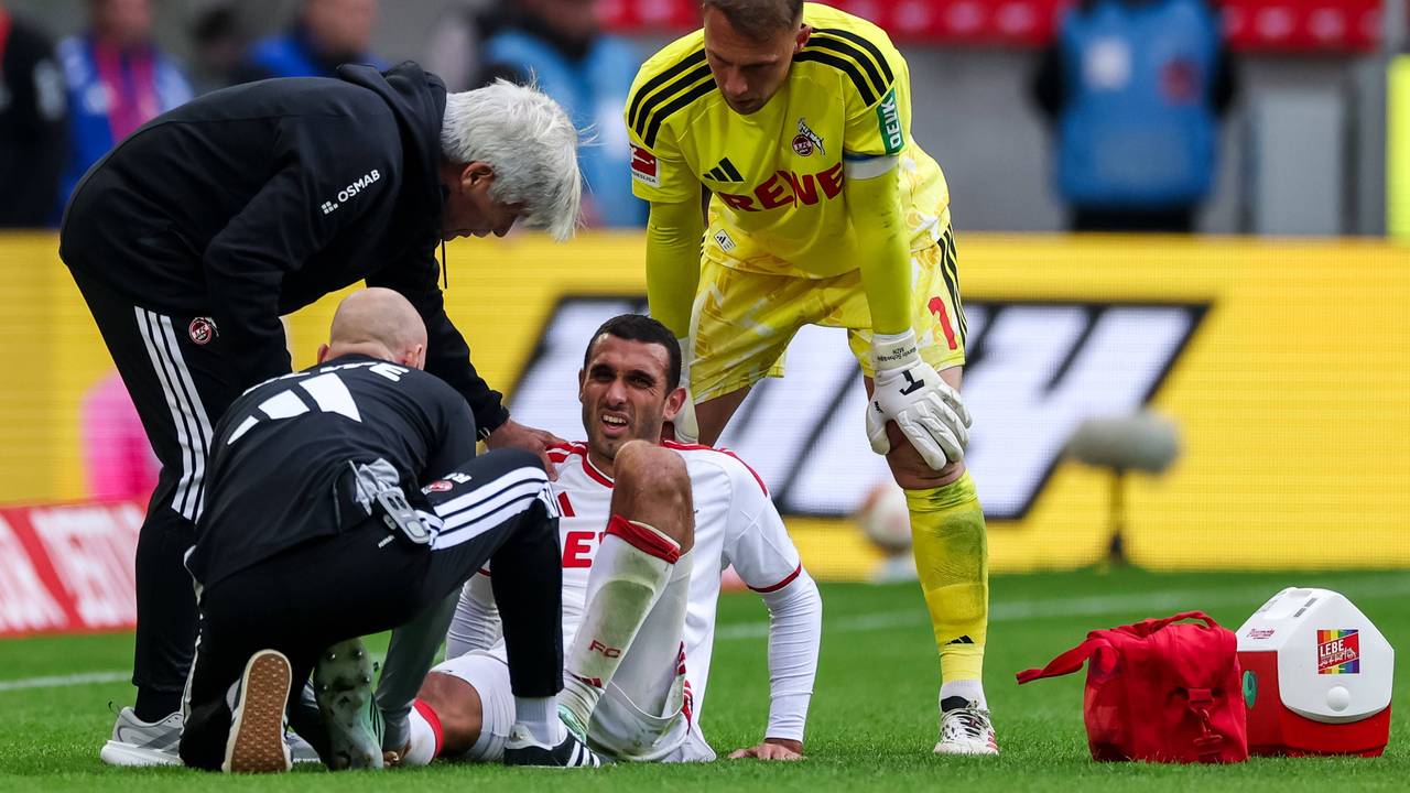 Ellyes Skhiri sitzt verletzt auf dem Boden.