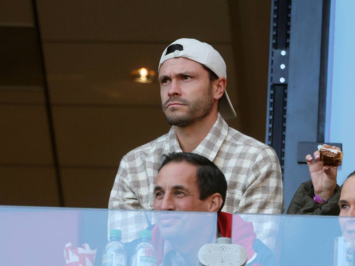 Beim Spiel des 1. FC Köln blickt Jonas Hector auf den Platz.