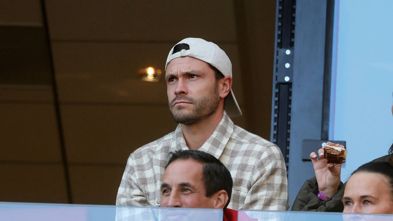 Beim Spiel des 1. FC Köln blickt Jonas Hector auf den Platz.