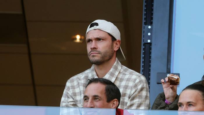 Beim Spiel des 1. FC Köln blickt Jonas Hector auf den Platz.