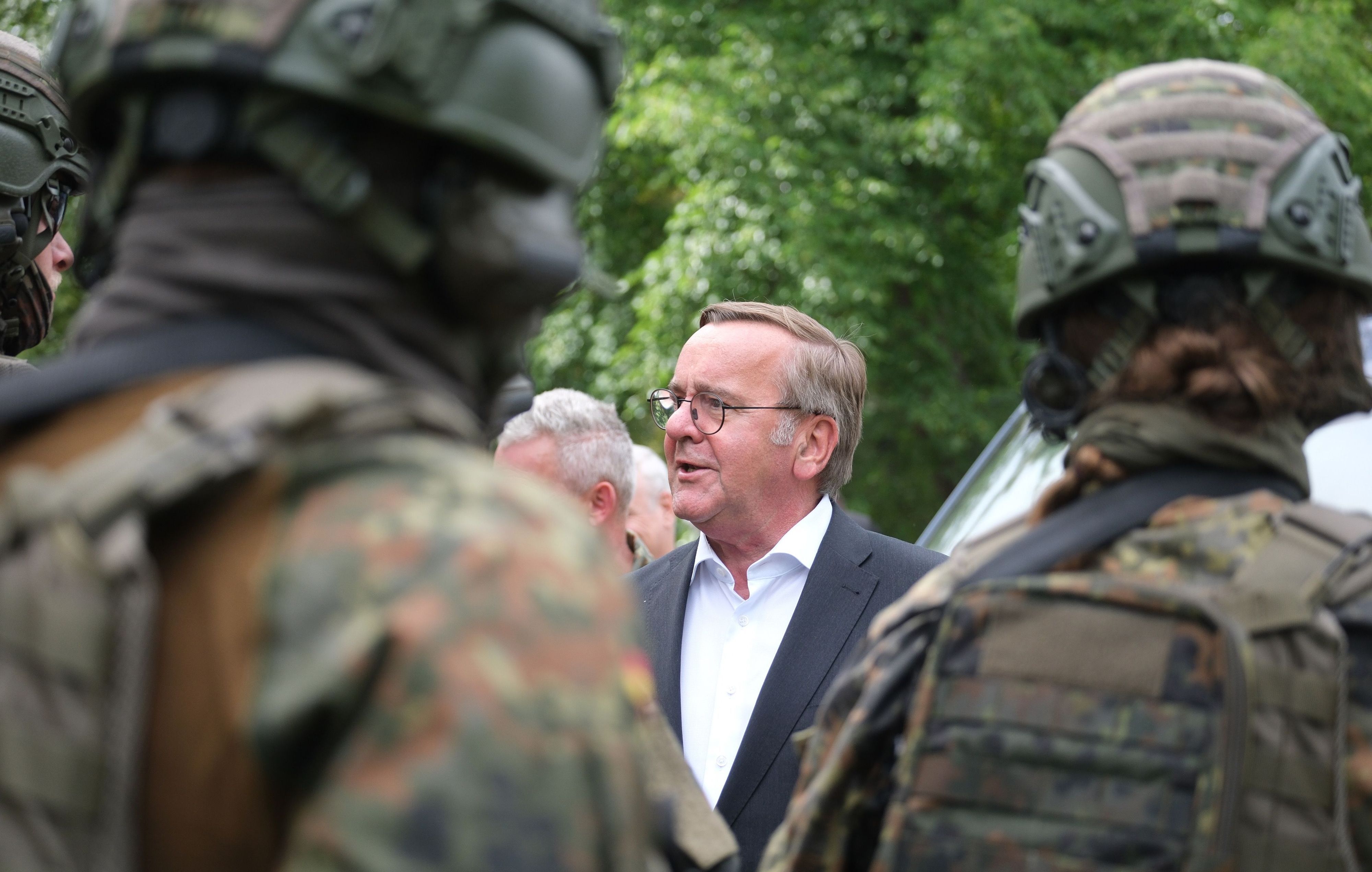 Boris Pistorius (SPD), Bundesverteidigungsminister, spricht beim Tag der Bundeswehr mit Soldaten.