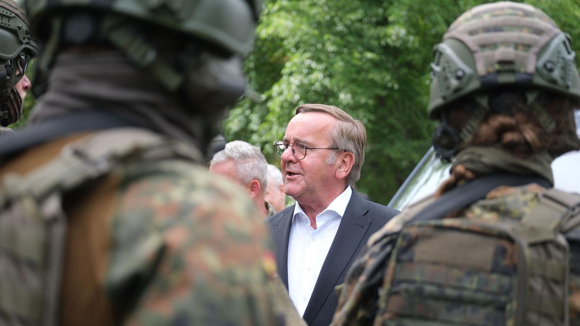 Boris Pistorius (SPD), Bundesverteidigungsminister, spricht beim Tag der Bundeswehr mit Soldaten.