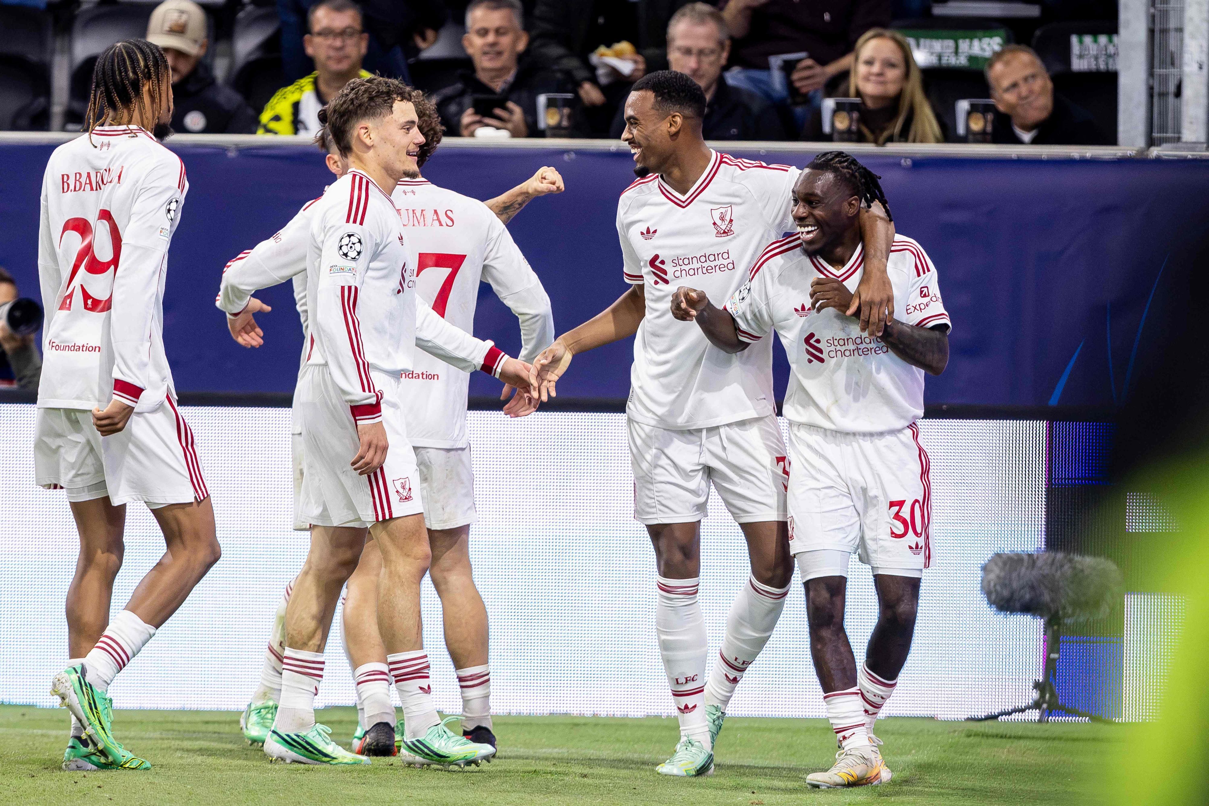 Bradley Barcola, Florian Wirtz, Ryan Gravenberch und Jeremie Frimpong jubeln gemeinsam.