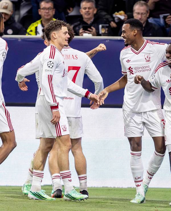 Bradley Barcola, Florian Wirtz, Ryan Gravenberch und Jeremie Frimpong jubeln gemeinsam.