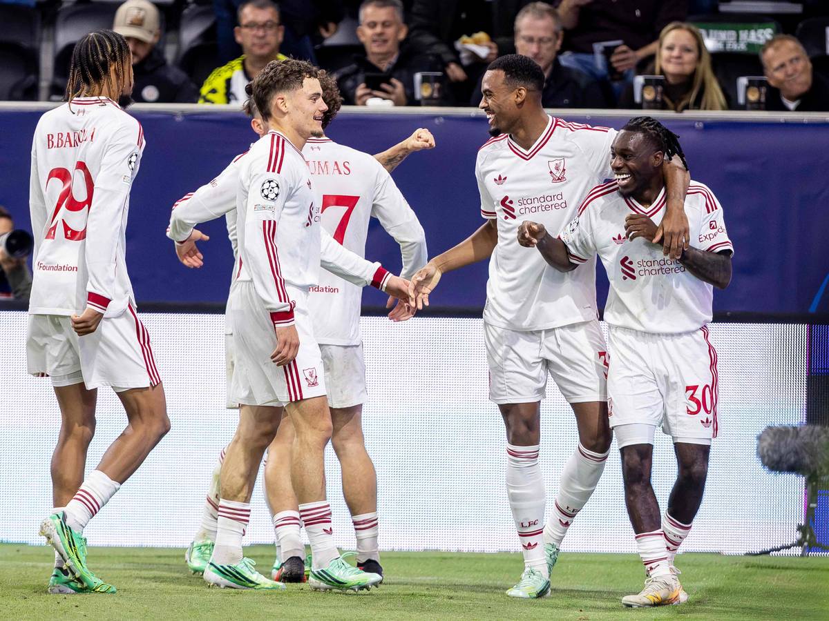Bradley Barcola, Florian Wirtz, Ryan Gravenberch und Jeremie Frimpong jubeln gemeinsam.