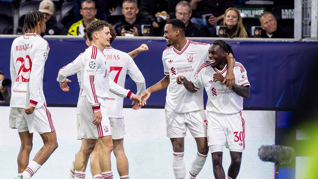 Bradley Barcola, Florian Wirtz, Ryan Gravenberch und Jeremie Frimpong jubeln gemeinsam.