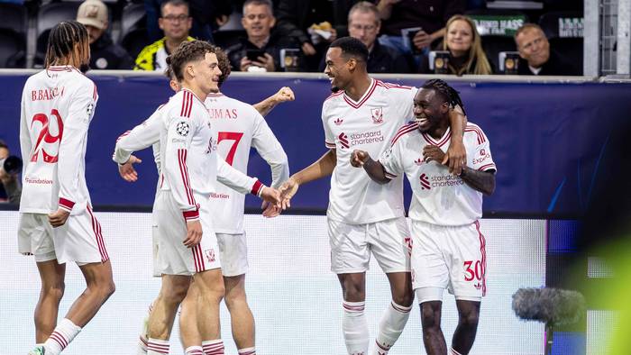 Bradley Barcola, Florian Wirtz, Ryan Gravenberch und Jeremie Frimpong jubeln gemeinsam.