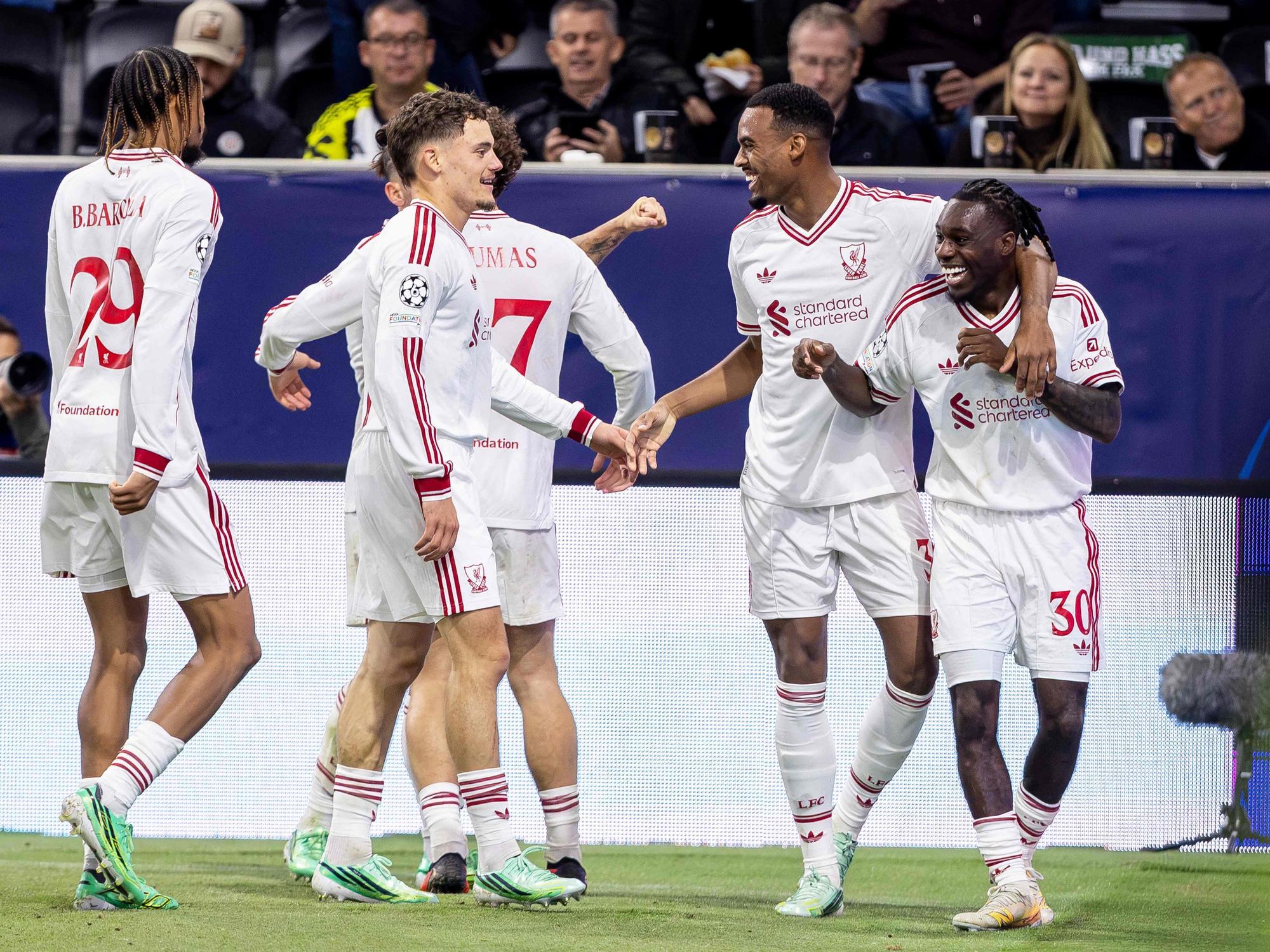 Bradley Barcola, Florian Wirtz, Ryan Gravenberch und Jeremie Frimpong jubeln gemeinsam.