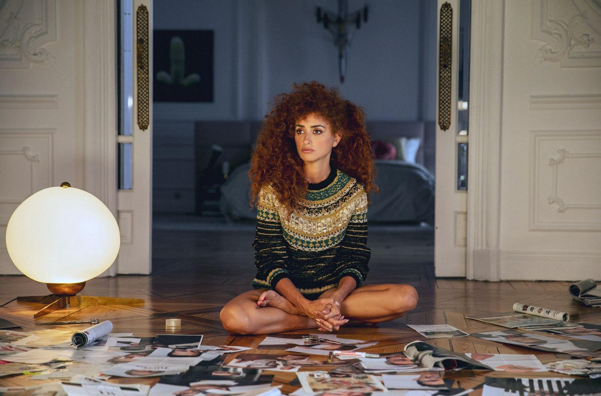 Auf der Suche nach Inspiration schneidet die exzentrische Regisseurin Lola Cuevas (Penélope Cruz) Gesichter aus Zeitschriften aus. (Bild: Studiocanal)