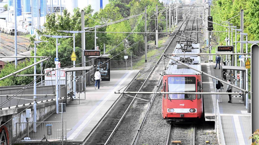 Eine Bahn der Linie 16 hält an einer Haltestelle.