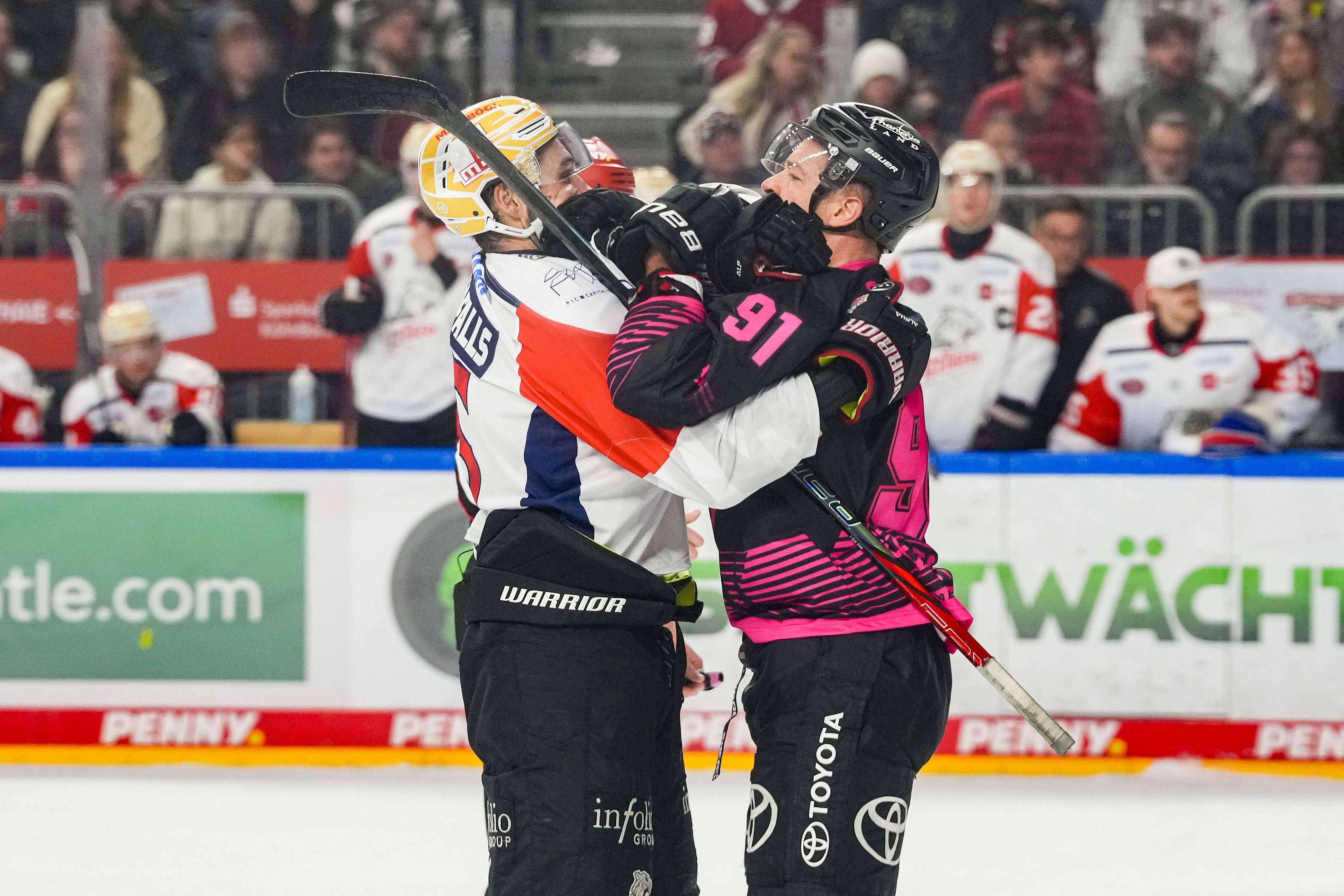 Moritz Müller und Samuel Dove McFall geraten auf dem Eis aneinander.