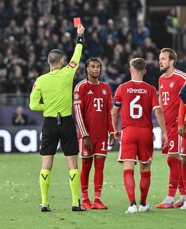 Michael Olise sieht die Gelb-Rote Karte. Joshua Kimmich und Harry Kane stehen daneben.