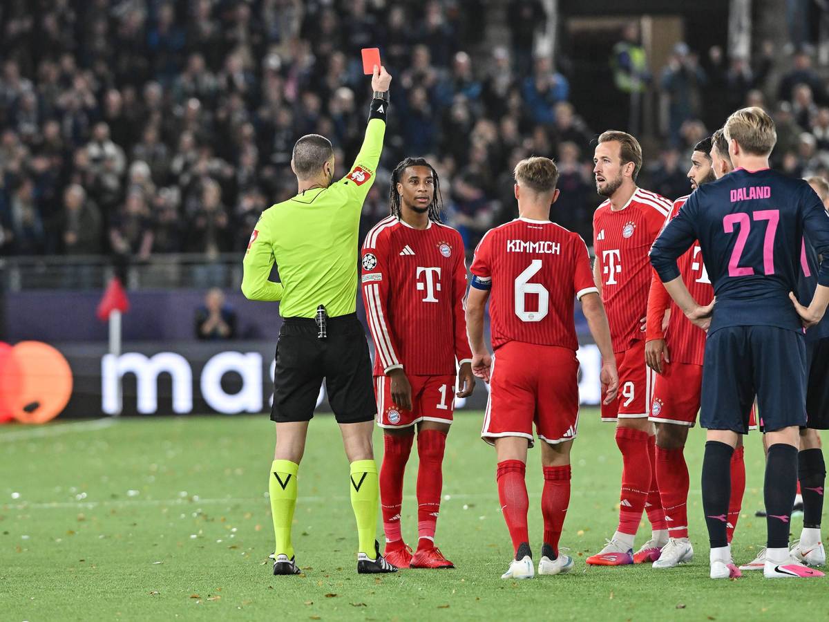 Michael Olise sieht die Gelb-Rote Karte. Joshua Kimmich und Harry Kane stehen daneben.