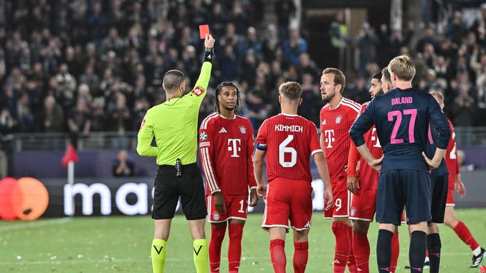 Michael Olise sieht die Gelb-Rote Karte. Joshua Kimmich und Harry Kane stehen daneben.