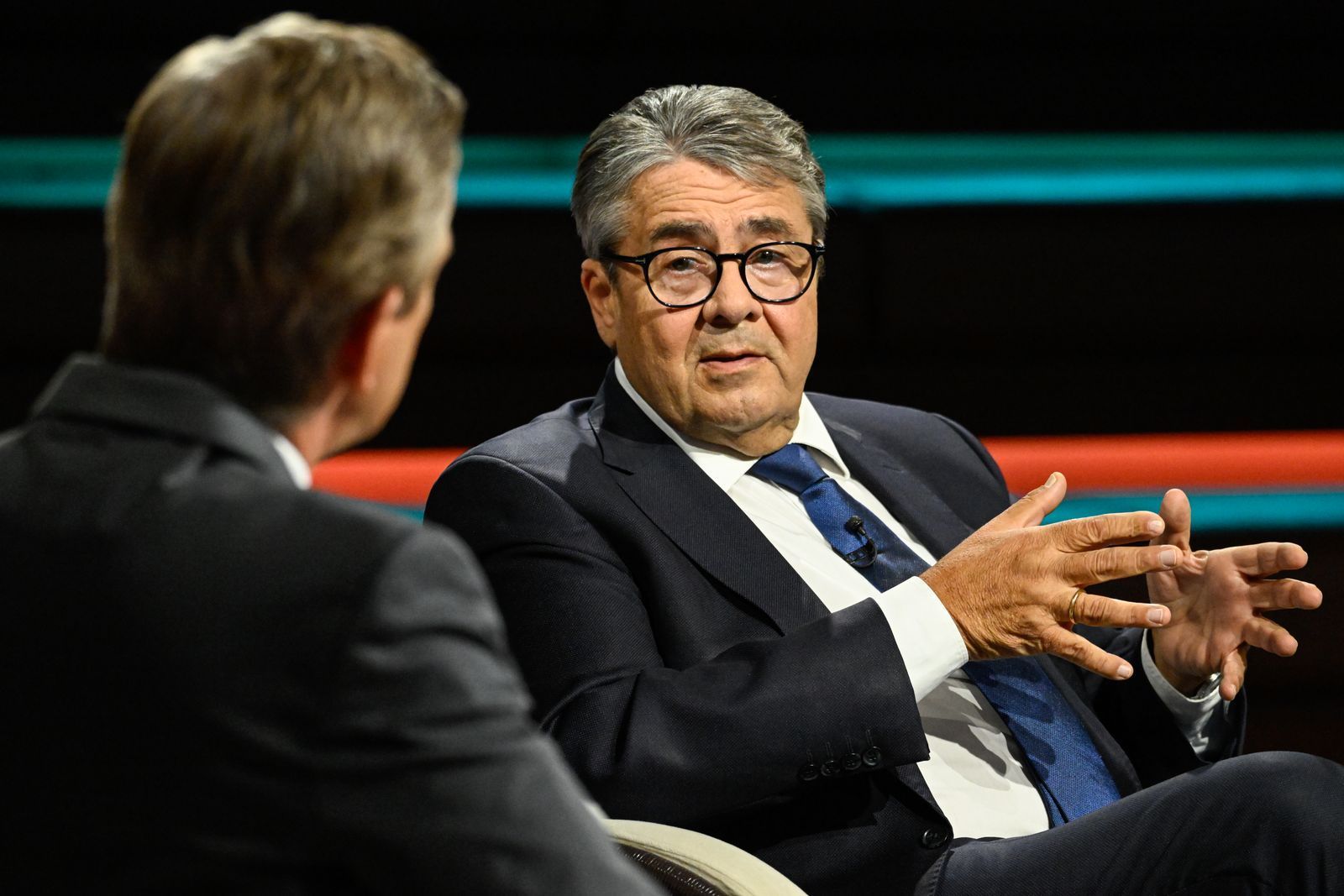 Im Gespräch mit Markus Lanz stärkte Sigmar Gabriel dem Bundeskanzler den Rücken und erklärte, dass die SPD vom Erfolg von Merz profitieren würde. (Bild: ZDF / Markus Hertrich)