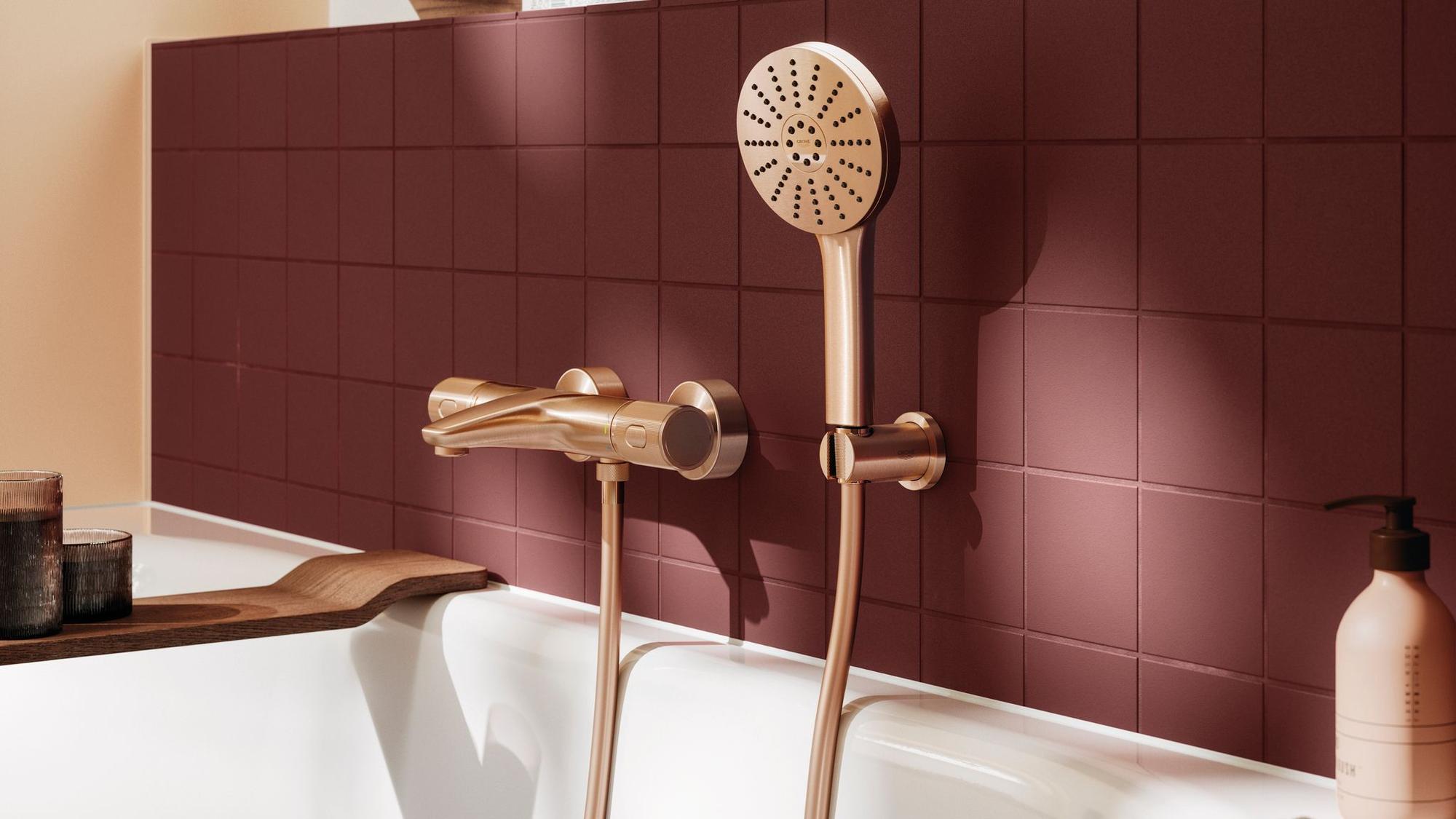 Eine Duscharmatur in der Farbe Warm Sunset von Grohe