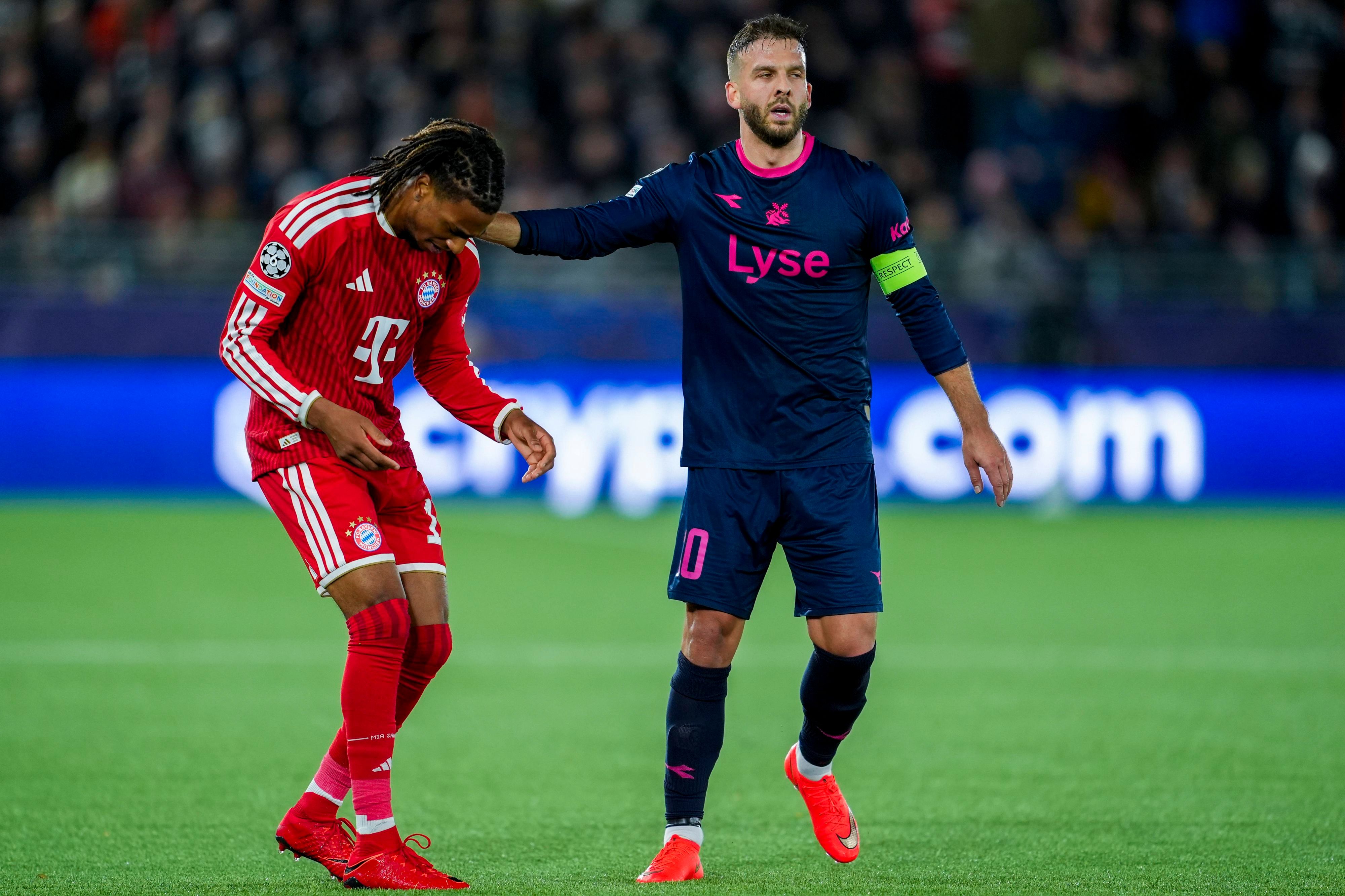Michael Olise auf dem Fußballplatz neben Zlatko Tripic.