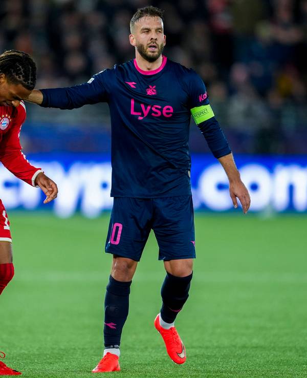 Michael Olise auf dem Fußballplatz neben Zlatko Tripic.
