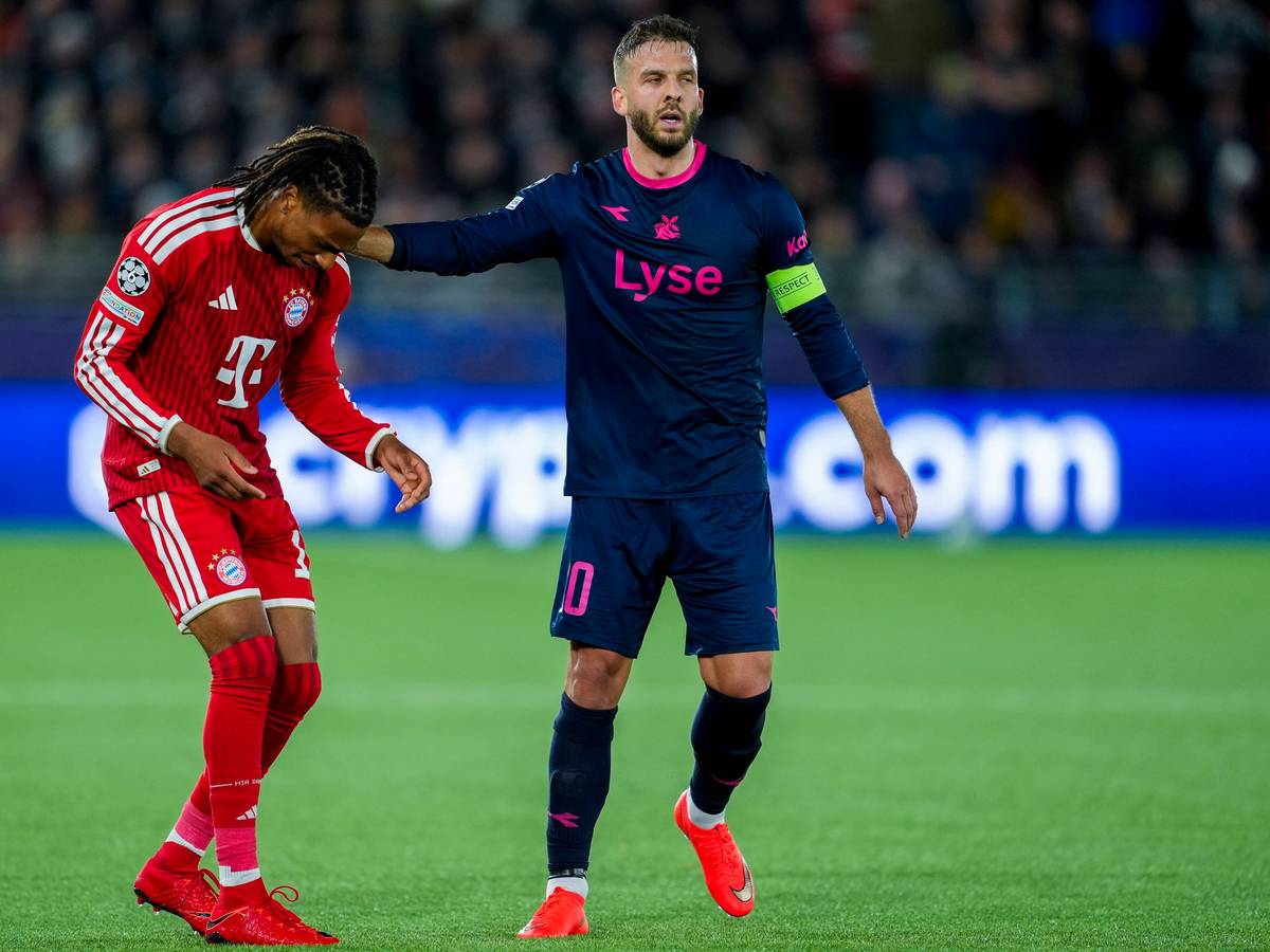 Michael Olise auf dem Fußballplatz neben Zlatko Tripic.