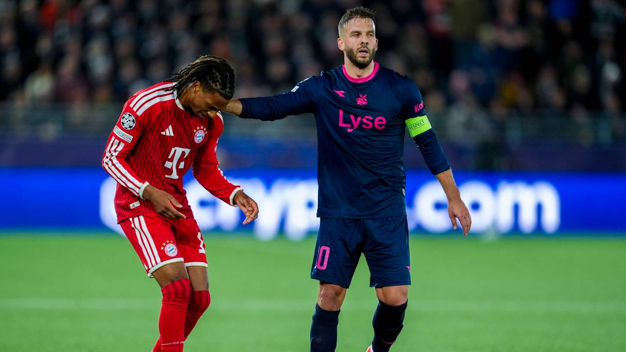 Michael Olise auf dem Fußballplatz neben Zlatko Tripic.