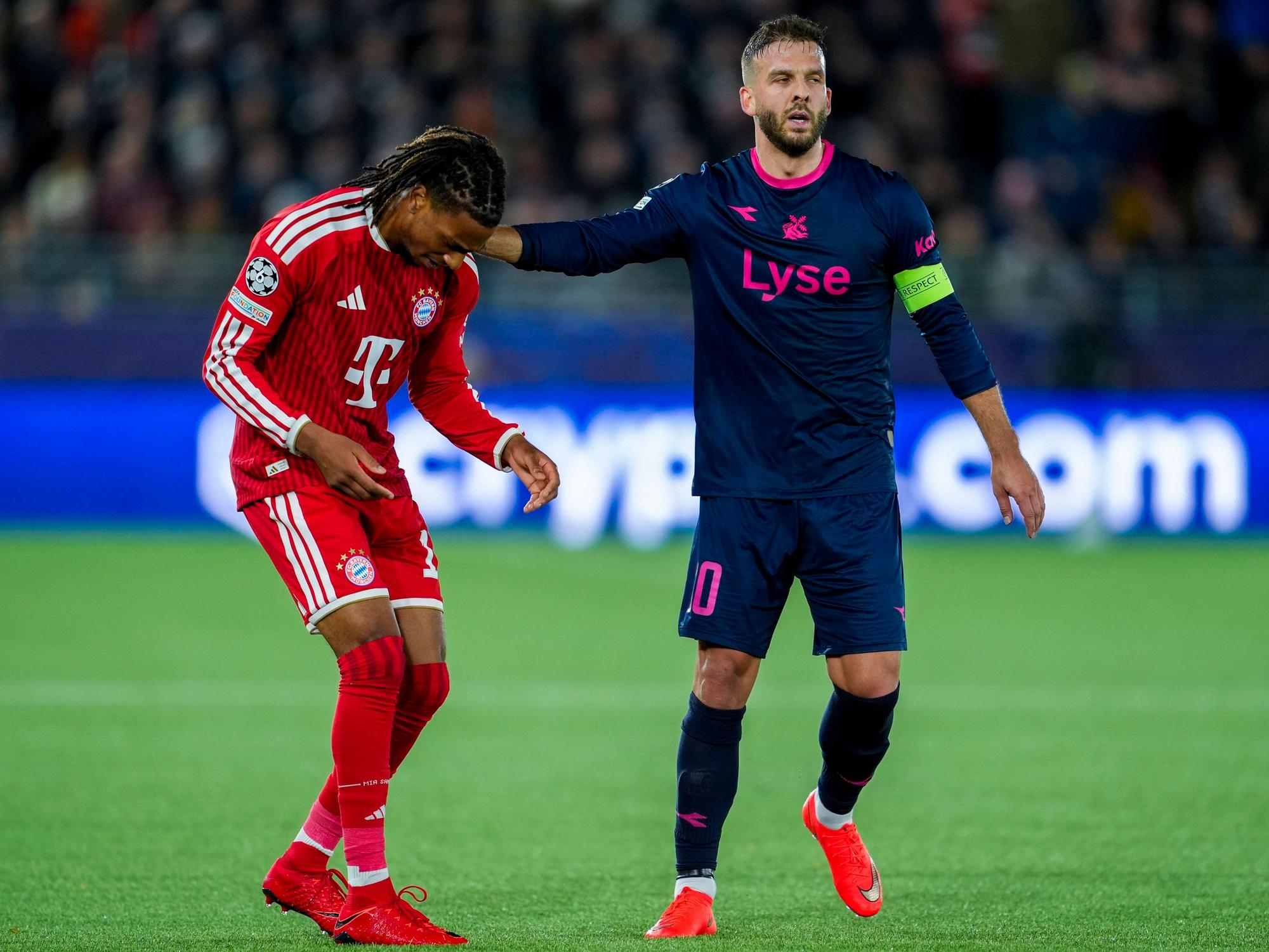 Michael Olise auf dem Fußballplatz neben Zlatko Tripic.
