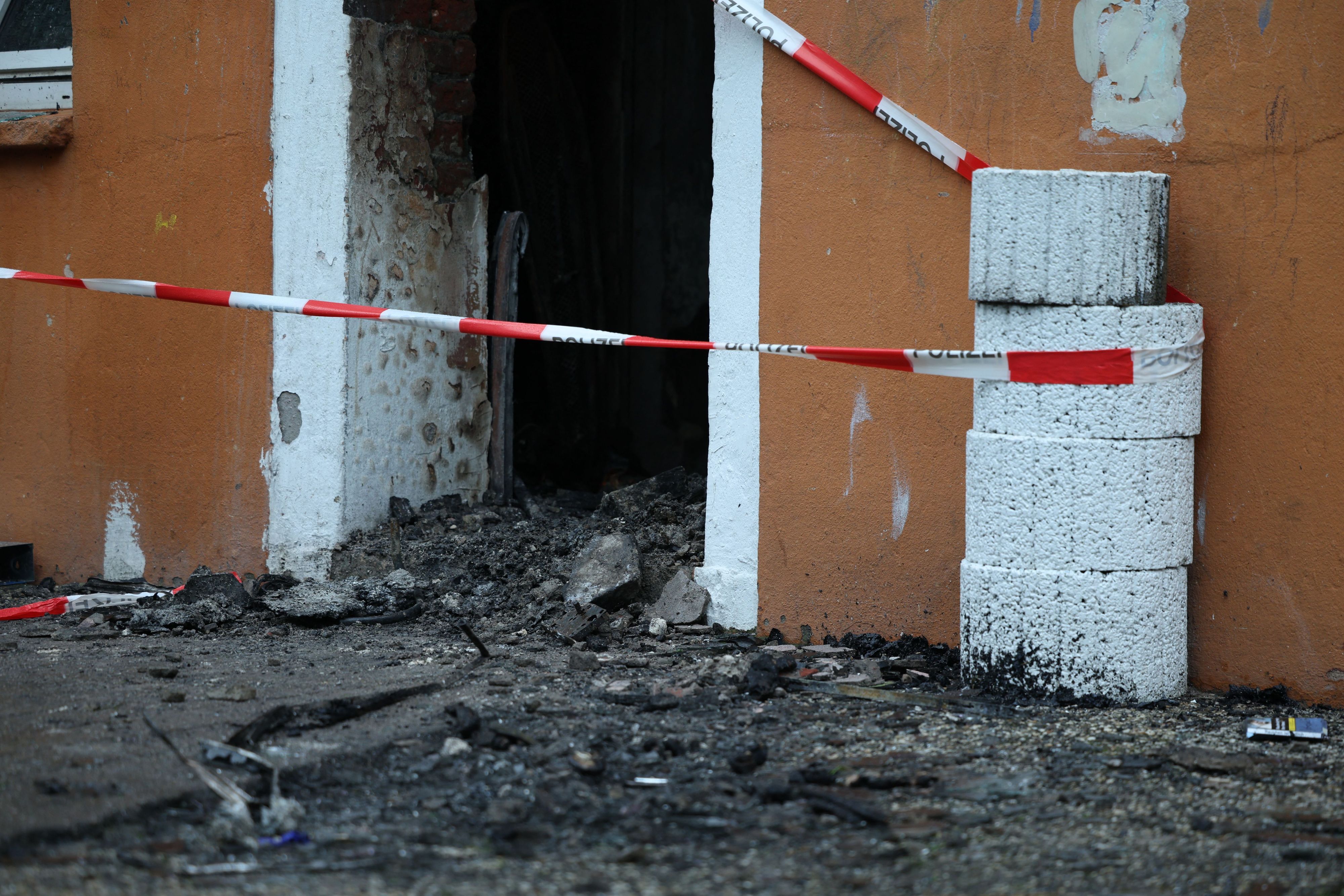 Abgesperrt ist der Zugang zu einem Mehrfamilienhaus nach ein Brand. Dabei sind drei Menschen ums Leben gekommen.