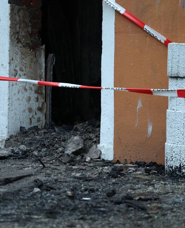 Abgesperrt ist der Zugang zu einem Mehrfamilienhaus nach ein Brand. Dabei sind drei Menschen ums Leben gekommen.
