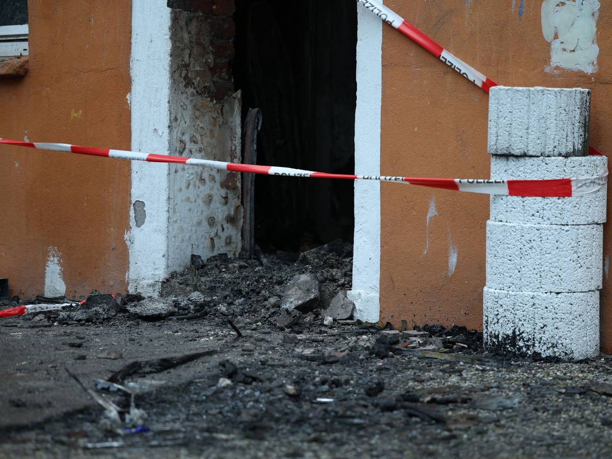 Abgesperrt ist der Zugang zu einem Mehrfamilienhaus nach ein Brand. Dabei sind drei Menschen ums Leben gekommen.