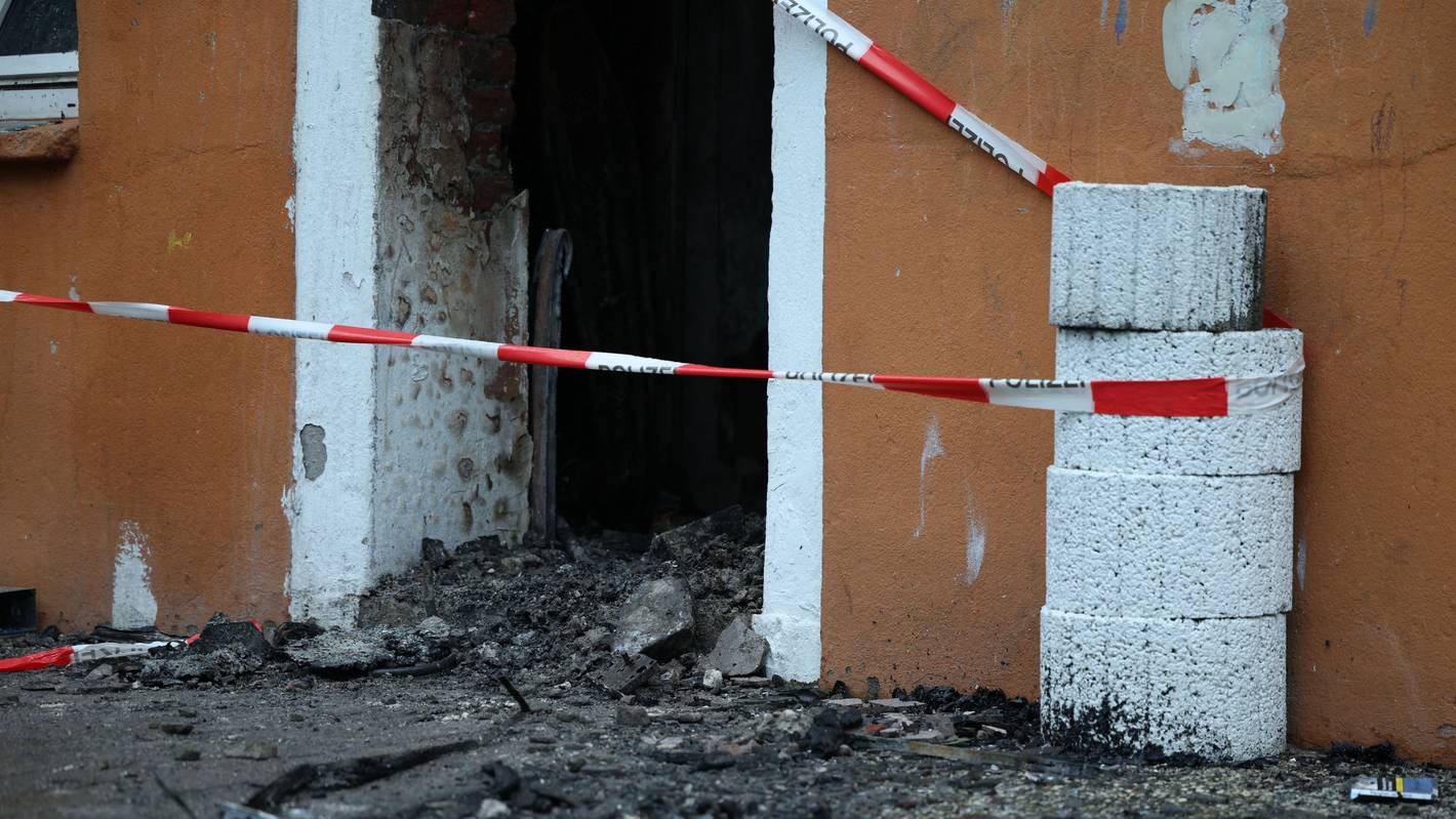 Abgesperrt ist der Zugang zu einem Mehrfamilienhaus nach ein Brand. Dabei sind drei Menschen ums Leben gekommen.