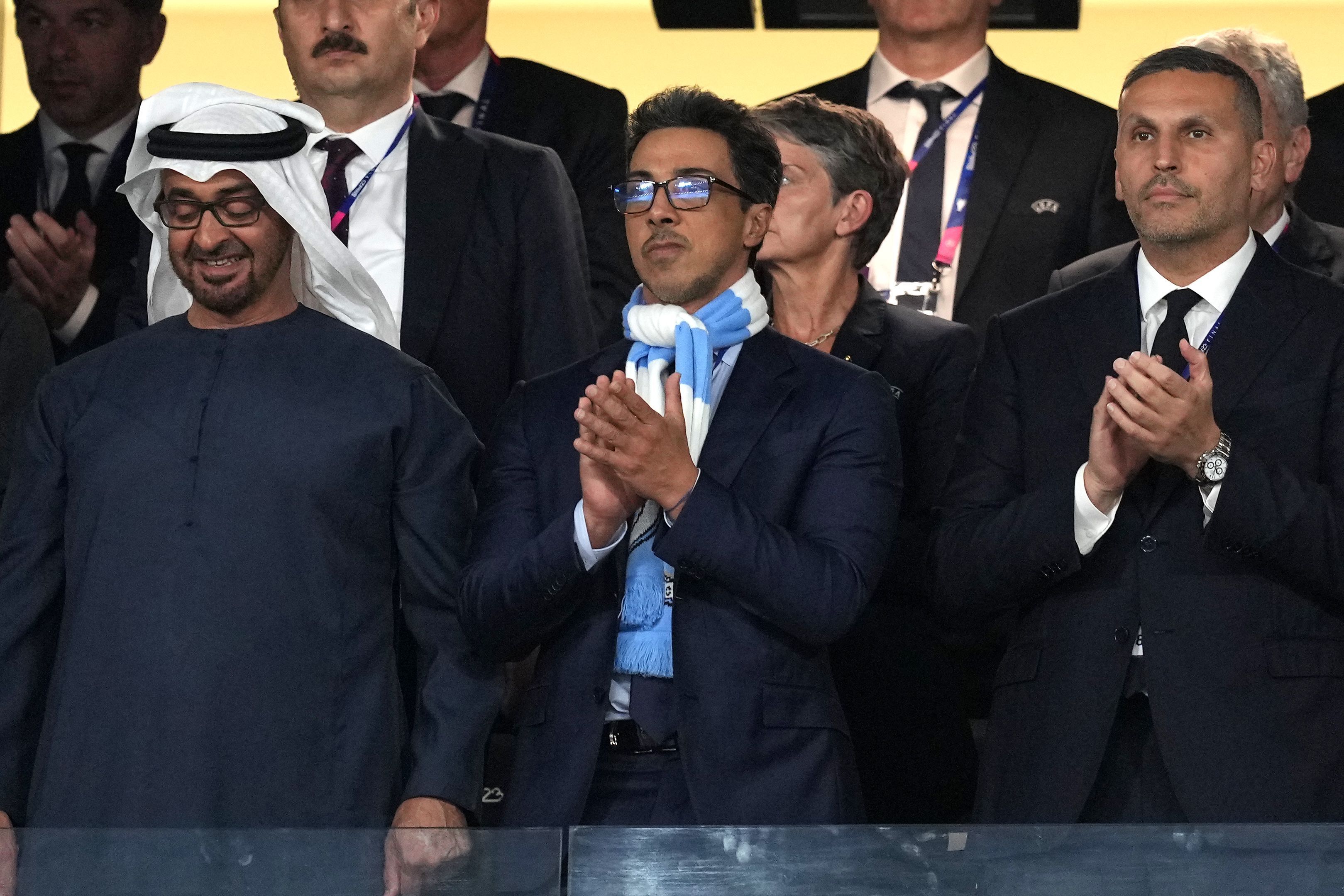 Manchester City-Bosse die applaudieren auf der Tribüne.