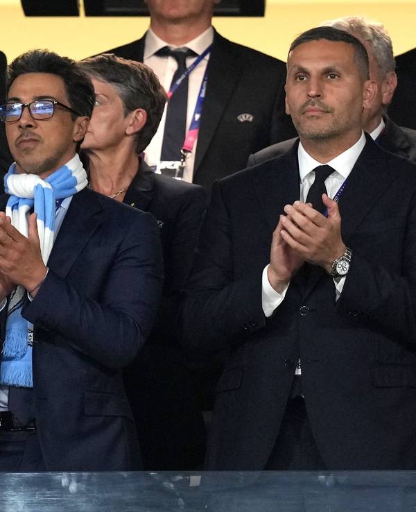 Manchester City-Bosse die applaudieren auf der Tribüne.