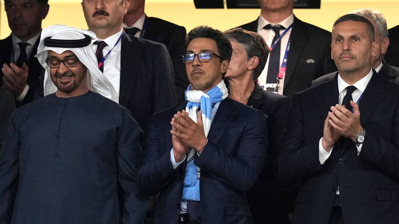 Manchester City-Bosse die applaudieren auf der Tribüne.