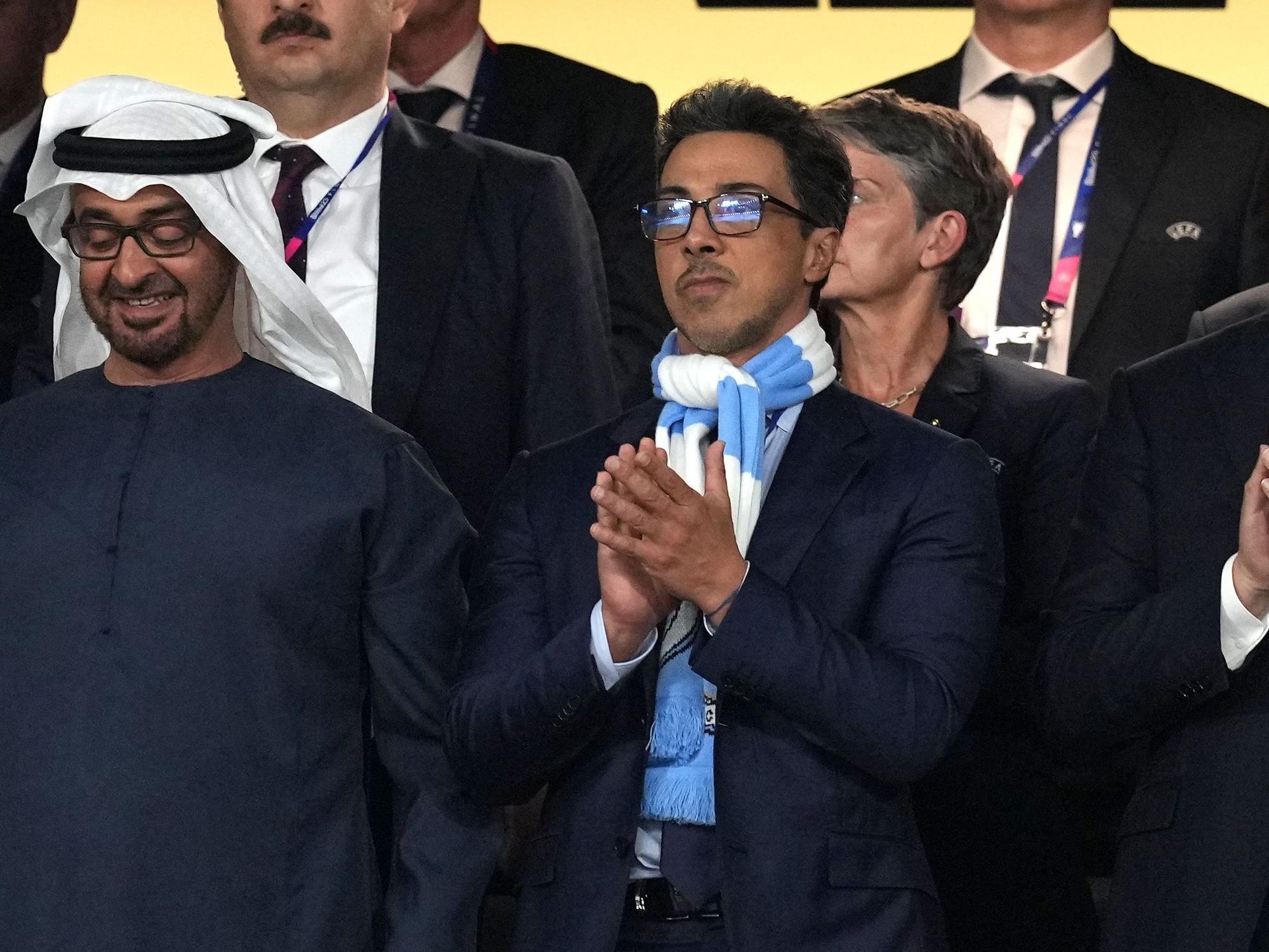 Manchester City-Bosse die applaudieren auf der Tribüne.