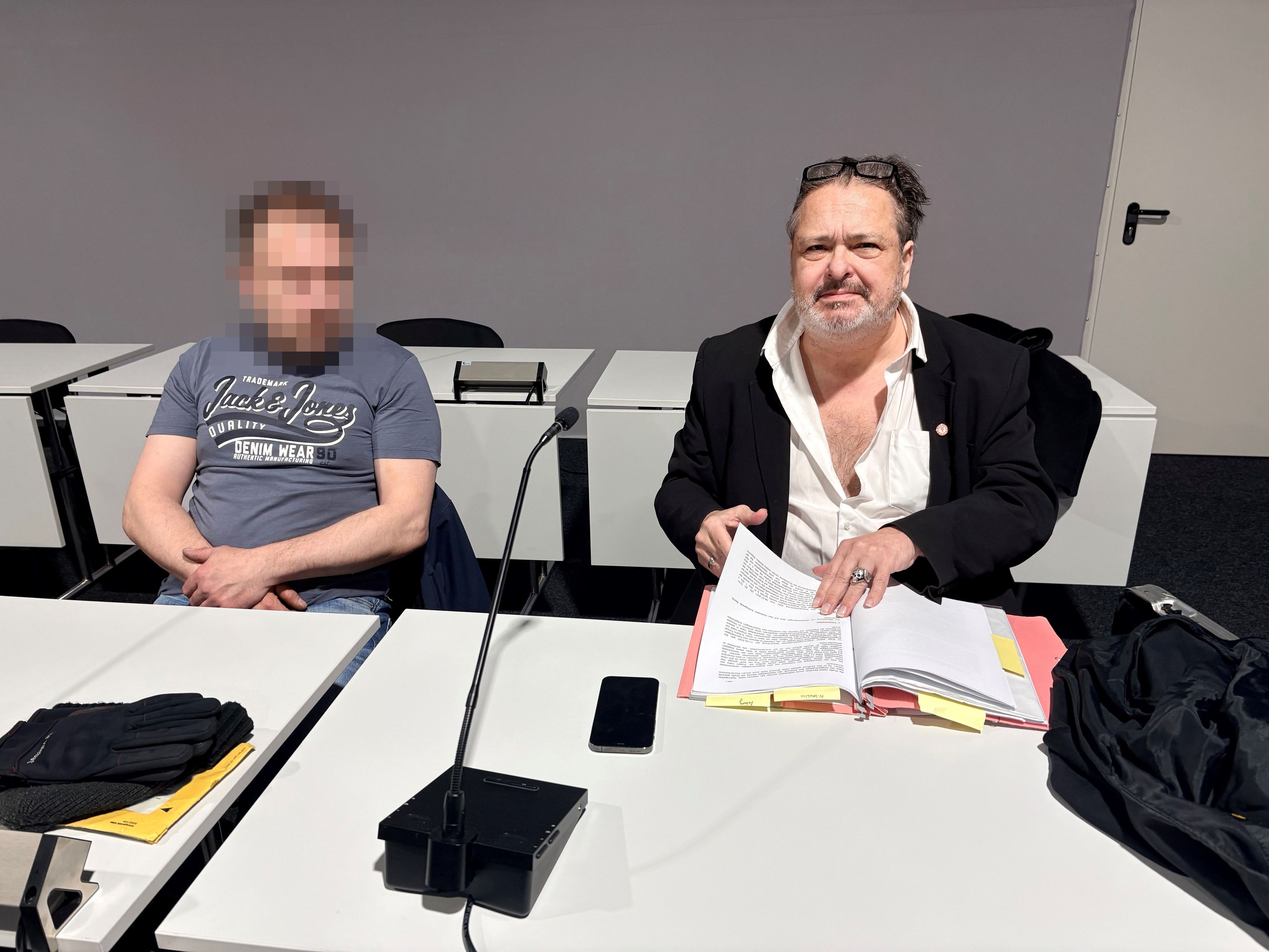 Der Angeklagte (l.) mit seinem Verteidiger Claus Eßer beim ersten Prozess im Kölner Amtsgericht